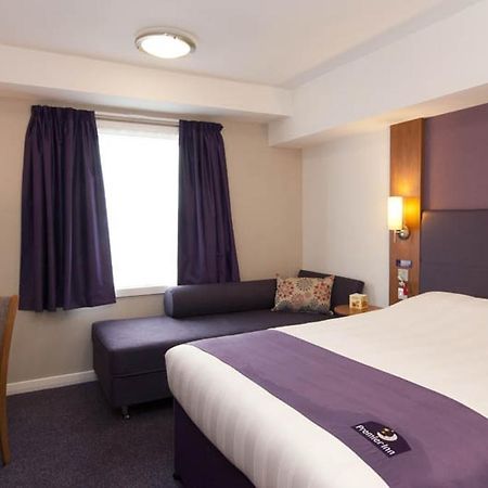 Premier Inn London Gatwick Airport South - London Road Crawley  Exteriör bild
