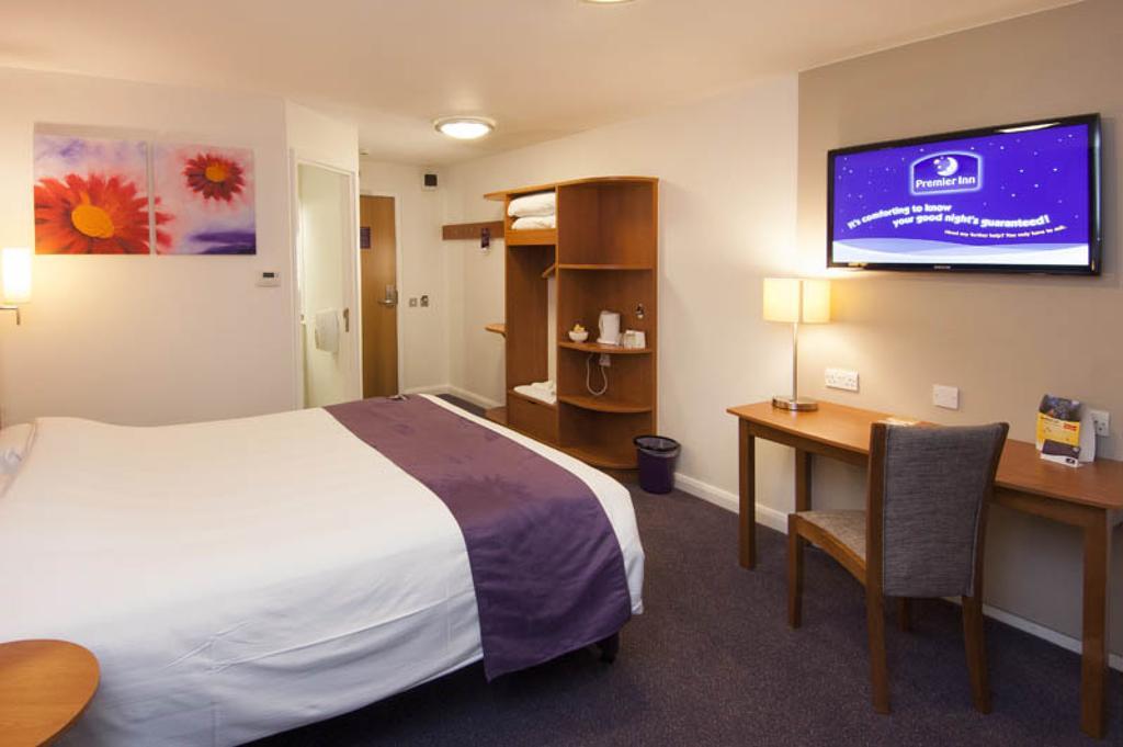 Premier Inn London Gatwick Airport South - London Road Crawley  Exteriör bild