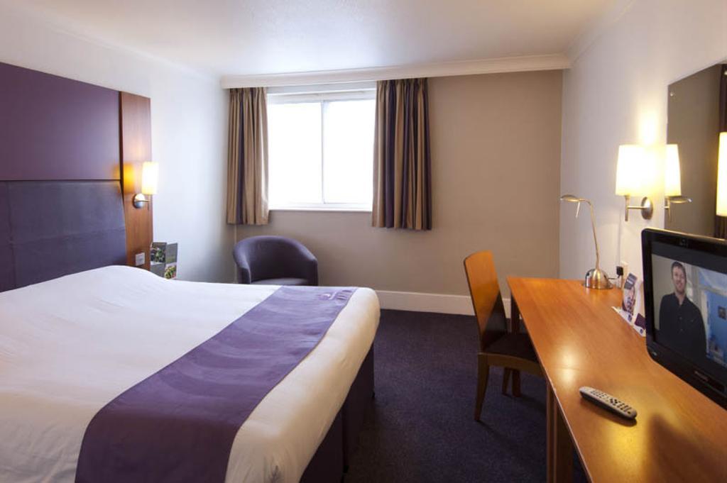 Premier Inn London Gatwick Airport South - London Road Crawley  Exteriör bild