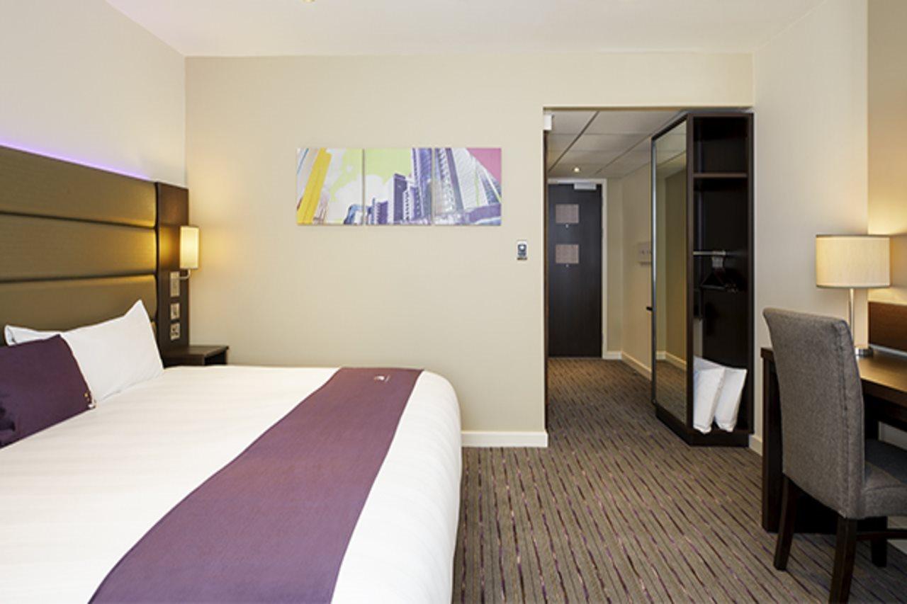 Premier Inn London Gatwick Airport South - London Road Crawley  Exteriör bild