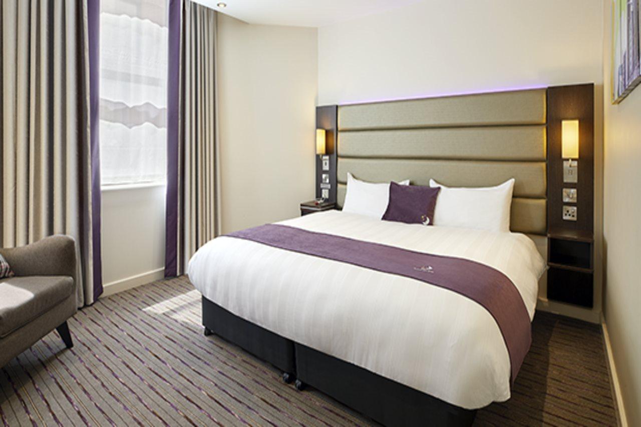 Premier Inn London Gatwick Airport South - London Road Crawley  Exteriör bild