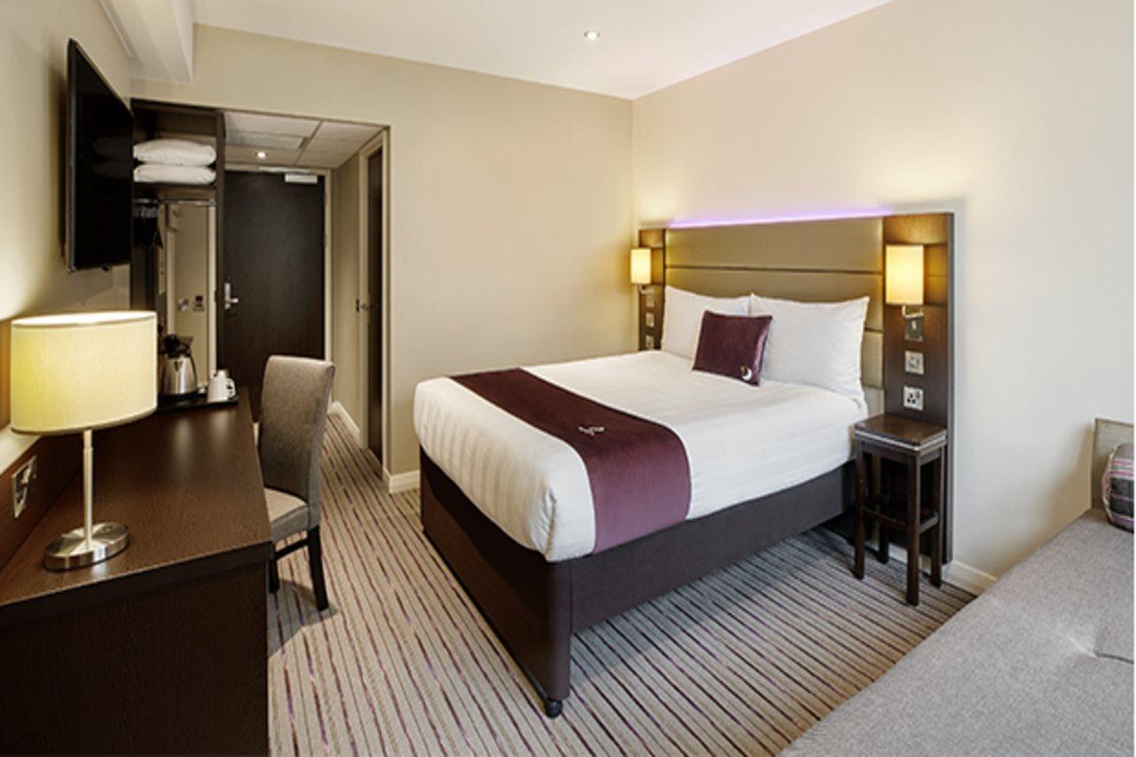 Premier Inn London Gatwick Airport South - London Road Crawley  Exteriör bild