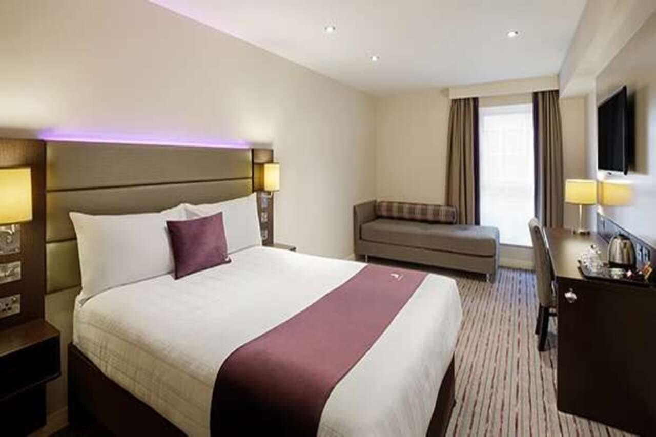 Premier Inn London Gatwick Airport South - London Road Crawley  Exteriör bild