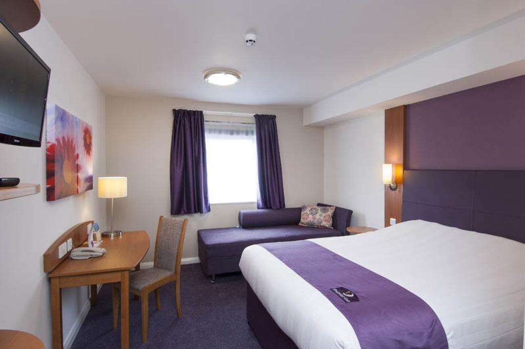 Premier Inn London Gatwick Airport South - London Road Crawley  Exteriör bild