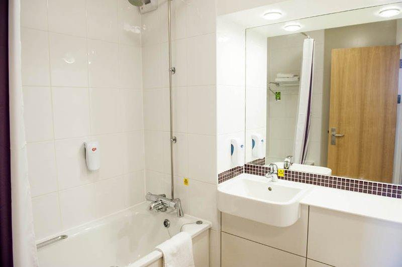 Premier Inn London Gatwick Airport South - London Road Crawley  Exteriör bild