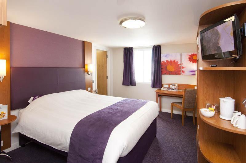 Premier Inn London Gatwick Airport South - London Road Crawley  Exteriör bild