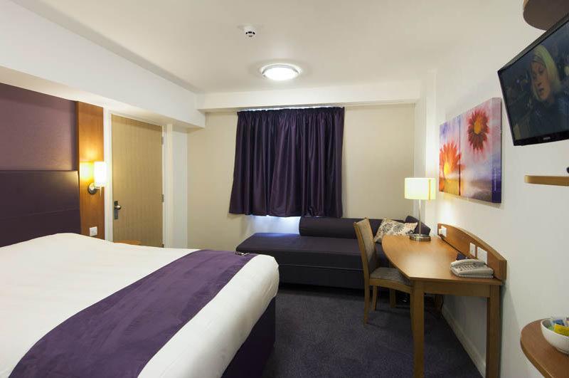 Premier Inn London Gatwick Airport South - London Road Crawley  Exteriör bild