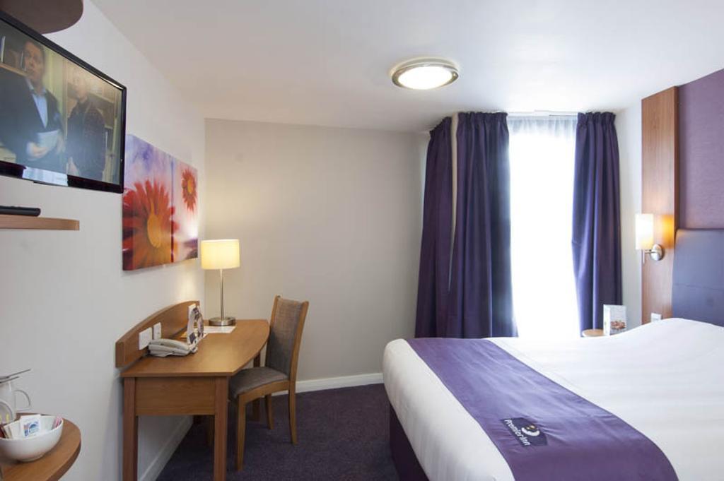 Premier Inn London Gatwick Airport South - London Road Crawley  Exteriör bild