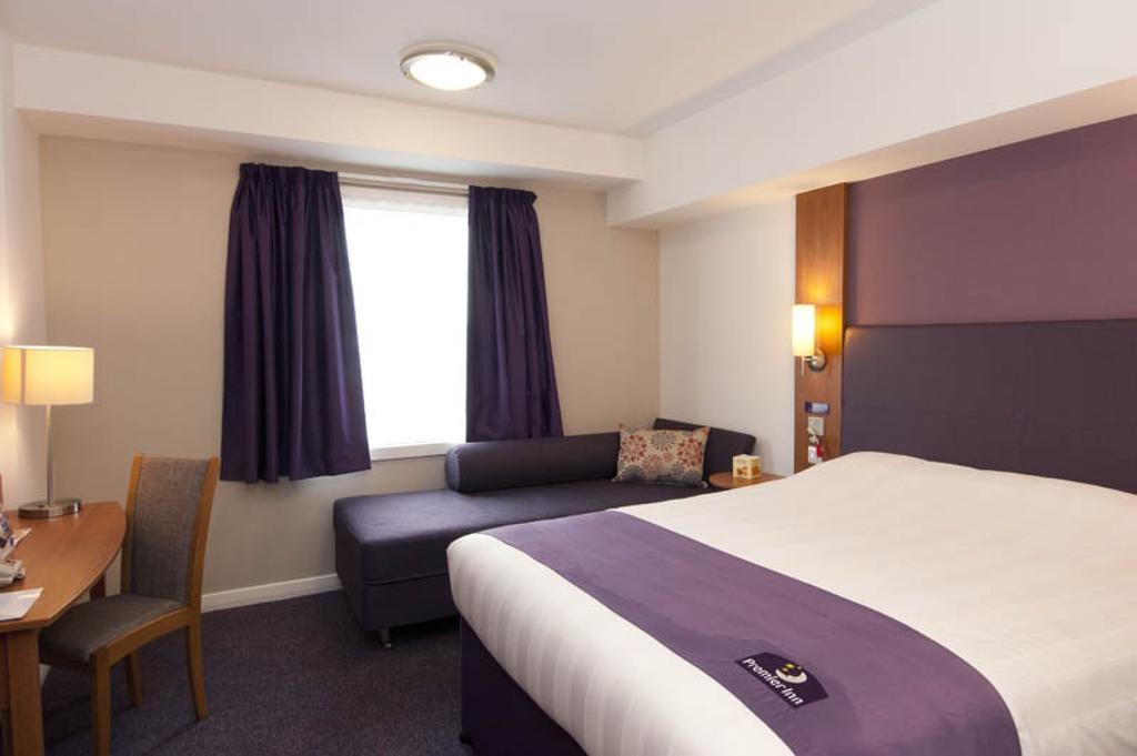 Premier Inn London Gatwick Airport South - London Road Crawley  Exteriör bild